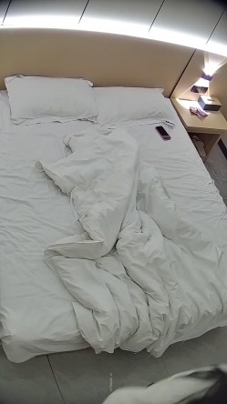 酒店偷拍学霸情侣眼镜学妹帮男友打飞机 被男友扒屁眼研究一番后入口爆嘴里文化人真会玩 截图10