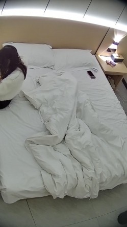 酒店偷拍学霸情侣眼镜学妹帮男友打飞机 被男友扒屁眼研究一番后入口爆嘴里文化人真会玩 截图11