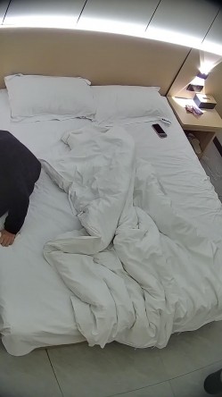 酒店偷拍学霸情侣眼镜学妹帮男友打飞机 被男友扒屁眼研究一番后入口爆嘴里文化人真会玩 截图12