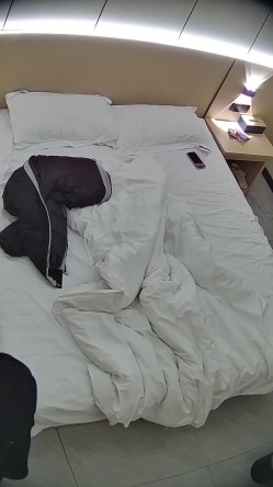酒店偷拍学霸情侣眼镜学妹帮男友打飞机 被男友扒屁眼研究一番后入口爆嘴里文化人真会玩 截图13
