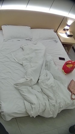 酒店偷拍学霸情侣眼镜学妹帮男友打飞机 被男友扒屁眼研究一番后入口爆嘴里文化人真会玩 截图15