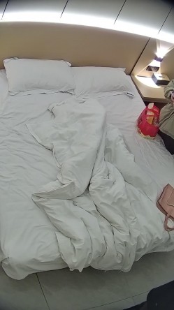 酒店偷拍学霸情侣眼镜学妹帮男友打飞机 被男友扒屁眼研究一番后入口爆嘴里文化人真会玩 截图16