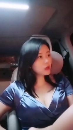 【雪儿老师】巨乳奶滴滴女司机开滴滴不为赚钱只为男人一边直播一边勾引醉酒乘客服务一流专门喂乘客壮阳药 截图1
