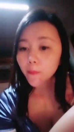 【雪儿老师】巨乳奶滴滴女司机开滴滴不为赚钱只为男人一边直播一边勾引醉酒乘客服务一流专门喂乘客壮阳药 截图2