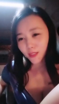 【雪儿老师】巨乳奶滴滴女司机开滴滴不为赚钱只为男人一边直播一边勾引醉酒乘客服务一流专门喂乘客壮阳药 截图3