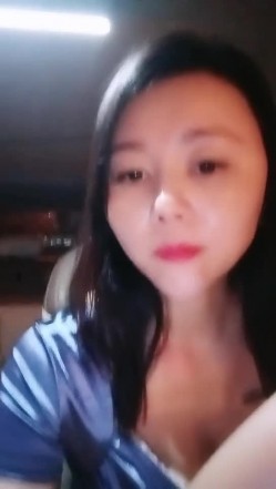 【雪儿老师】巨乳奶滴滴女司机开滴滴不为赚钱只为男人一边直播一边勾引醉酒乘客服务一流专门喂乘客壮阳药 截图4