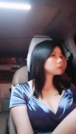 【雪儿老师】巨乳奶滴滴女司机开滴滴不为赚钱只为男人一边直播一边勾引醉酒乘客服务一流专门喂乘客壮阳药 截图5