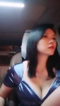 【雪儿老师】巨乳奶滴滴女司机开滴滴不为赚钱只为男人一边直播一边勾引醉酒乘客服务一流专门喂乘客壮阳药 截图6
