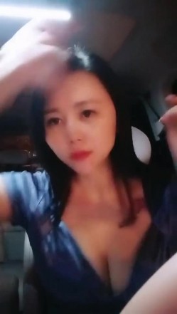 【雪儿老师】巨乳奶滴滴女司机开滴滴不为赚钱只为男人一边直播一边勾引醉酒乘客服务一流专门喂乘客壮阳药 截图9