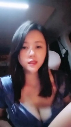 【雪儿老师】巨乳奶滴滴女司机开滴滴不为赚钱只为男人一边直播一边勾引醉酒乘客服务一流专门喂乘客壮阳药 截图13