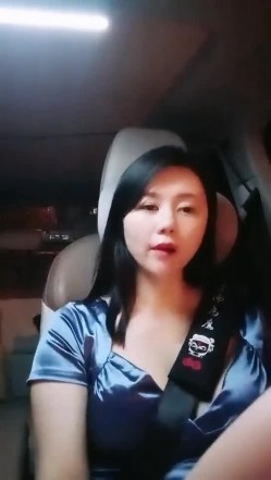 【雪儿老师】巨乳奶滴滴女司机开滴滴不为赚钱只为男人一边直播一边勾引醉酒乘客服务一流专门喂乘客壮阳药 截图15