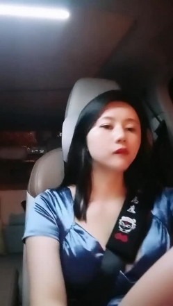 【雪儿老师】巨乳奶滴滴女司机开滴滴不为赚钱只为男人一边直播一边勾引醉酒乘客服务一流专门喂乘客壮阳药 截图16
