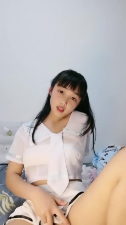 年轻小妈咪，生完孩子出来挣奶粉钱了，露脸娇小可爱，揉着小奶子自己抠骚穴，淫水还是那么多，听狼友指挥 截图1