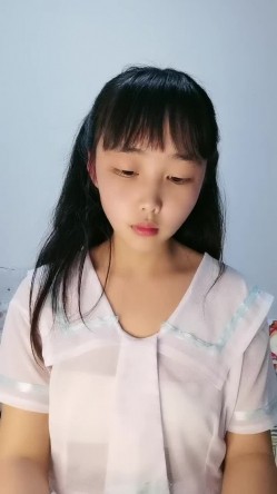 年轻小妈咪，生完孩子出来挣奶粉钱了，露脸娇小可爱，揉着小奶子自己抠骚穴，淫水还是那么多，听狼友指挥 截图2