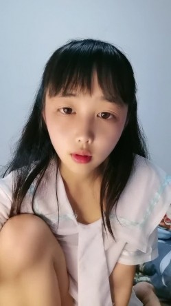年轻小妈咪，生完孩子出来挣奶粉钱了，露脸娇小可爱，揉着小奶子自己抠骚穴，淫水还是那么多，听狼友指挥 截图3