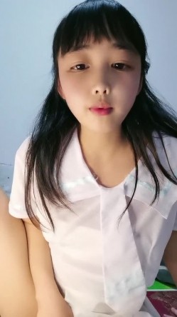 年轻小妈咪，生完孩子出来挣奶粉钱了，露脸娇小可爱，揉着小奶子自己抠骚穴，淫水还是那么多，听狼友指挥 截图5
