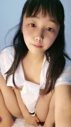 年轻小妈咪，生完孩子出来挣奶粉钱了，露脸娇小可爱，揉着小奶子自己抠骚穴，淫水还是那么多，听狼友指挥 截图10