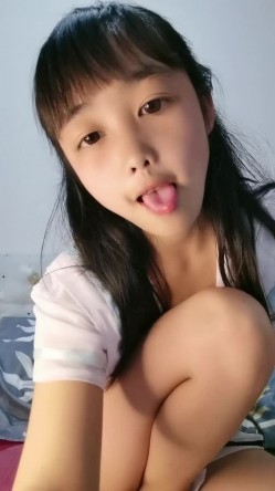 年轻小妈咪，生完孩子出来挣奶粉钱了，露脸娇小可爱，揉着小奶子自己抠骚穴，淫水还是那么多，听狼友指挥 截图13