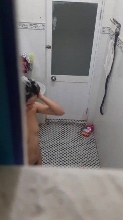 合租房爬气窗偷拍 3个刚下班的美女洗澡洗鲍鱼 截图2