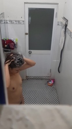 合租房爬气窗偷拍 3个刚下班的美女洗澡洗鲍鱼 截图4