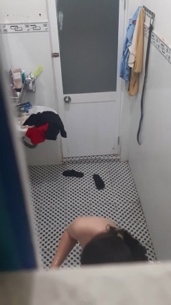 合租房爬气窗偷拍 3个刚下班的美女洗澡洗鲍鱼 截图14