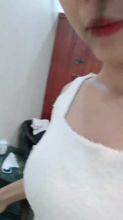 气质甜美，浴室洗澡，被炮友后入猛干，椅子上骑乘位，多毛骚逼，扛起腿狠狠草，淫荡小骚货 截图1