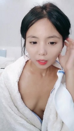 气质甜美，浴室洗澡，被炮友后入猛干，椅子上骑乘位，多毛骚逼，扛起腿狠狠草，淫荡小骚货 截图4
