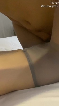【顶级性爱绿帽狂】真实男朋友找好友操自己女朋友 场面尴尬搞笑 但和好友舌吻时却情感真实流露 完美露脸 截图13