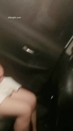 野外~玩刺激~玩心跳~【无敌小表妹】2男2女~车震小树林~茅屋~操出血，家中3P啪啪 截图1