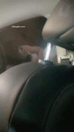 野外~玩刺激~玩心跳~【无敌小表妹】2男2女~车震小树林~茅屋~操出血，家中3P啪啪 截图2