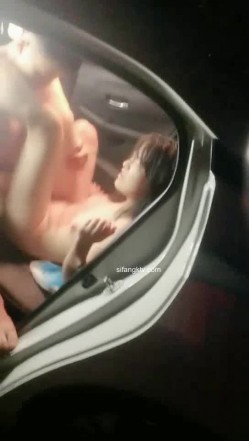 野外~玩刺激~玩心跳~【无敌小表妹】2男2女~车震小树林~茅屋~操出血，家中3P啪啪 截图8