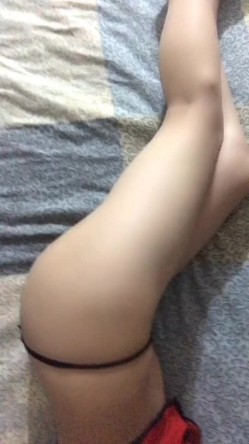 《台湾情侣泄密》红色学生制服美女用按摩棒自慰和男友啪啪遭曝光 截图1