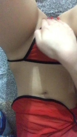 《台湾情侣泄密》红色学生制服美女用按摩棒自慰和男友啪啪遭曝光 截图12