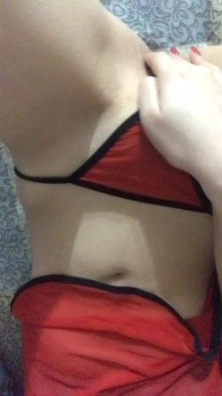 《台湾情侣泄密》红色学生制服美女用按摩棒自慰和男友啪啪遭曝光 截图13