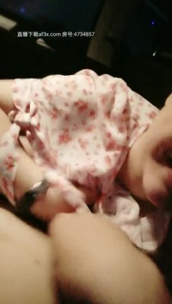 深夜跟甜美小少妇玩个车震，温柔的口交奶子不小玩个乳交，主动插入爆草下车后入深夜里的呻吟好刺激 截图3