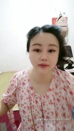 深夜跟甜美小少妇玩个车震，温柔的口交奶子不小玩个乳交，主动插入爆草下车后入深夜里的呻吟好刺激 截图15
