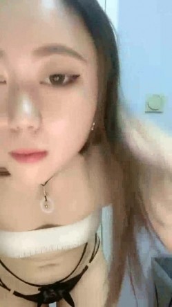 妹妹来了大姨妈还骚呢，浴室尿尿掰开逼逼给狼友看流血掉的逼逼特写 截图6