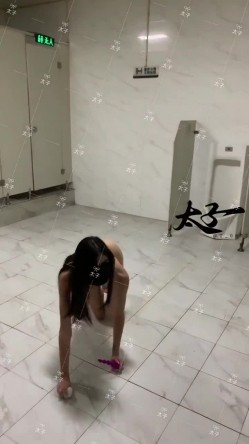 母狗调教训练推特大佬【太子】私拍，各种社死调教反差模特骚女，狗链露出爬行啪啪能玩的都玩了 截图4