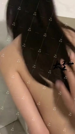 母狗调教训练推特大佬【太子】私拍，各种社死调教反差模特骚女，狗链露出爬行啪啪能玩的都玩了 截图7