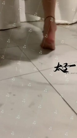 母狗调教训练推特大佬【太子】私拍，各种社死调教反差模特骚女，狗链露出爬行啪啪能玩的都玩了 截图16
