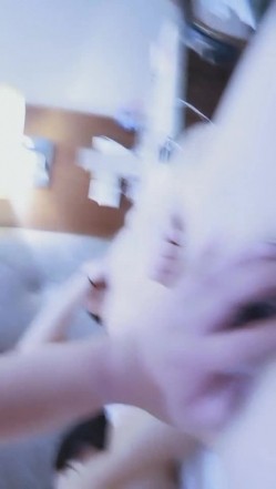 宾馆3P啪啪两个苗条妹子上来一顿舔 轮流上位骑乘自己动搞完再自摸 截图14