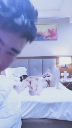 宾馆3P啪啪两个苗条妹子上来一顿舔 轮流上位骑乘自己动搞完再自摸 截图16