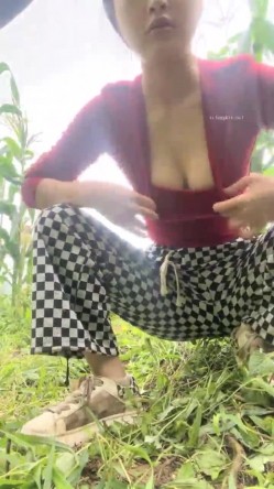 真实农村的孩子，【小陈陈】，玉米地干完活，自慰抠抠逼，寂静竹林中，肆意释放欲望 截图6
