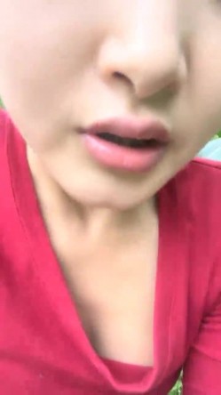 真实农村的孩子，【小陈陈】，玉米地干完活，自慰抠抠逼，寂静竹林中，肆意释放欲望 截图8