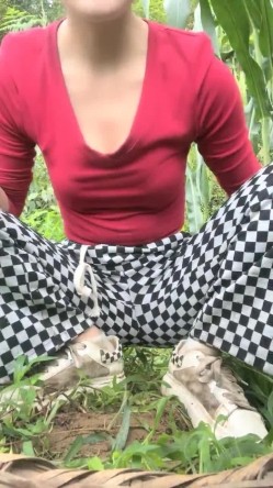 真实农村的孩子，【小陈陈】，玉米地干完活，自慰抠抠逼，寂静竹林中，肆意释放欲望 截图14