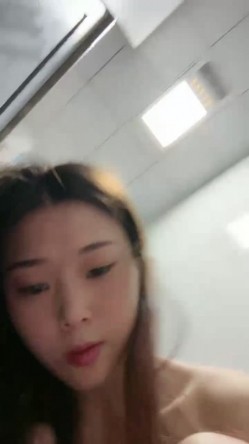 经典小少妇全程露脸洗完澡发骚，揉奶玩逼特写展示蝴蝶骚穴，淫水多多高跟诱惑，听狼友指挥高潮不断精彩刺激 截图14