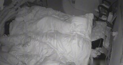 黑客破解家庭摄像头偷拍舔逼狂魔在孩子旁边内射她母亲 截图5