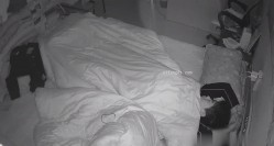 黑客破解家庭摄像头偷拍舔逼狂魔在孩子旁边内射她母亲 截图11
