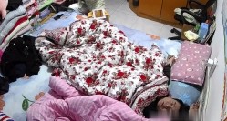 黑客破解家庭摄像头偷拍舔逼狂魔在孩子旁边内射她母亲 截图15