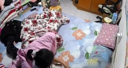 黑客破解家庭摄像头偷拍舔逼狂魔在孩子旁边内射她母亲 截图16